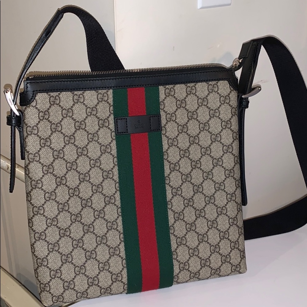 GUCCI flat GG Supreme messenger/ crossbody bag.